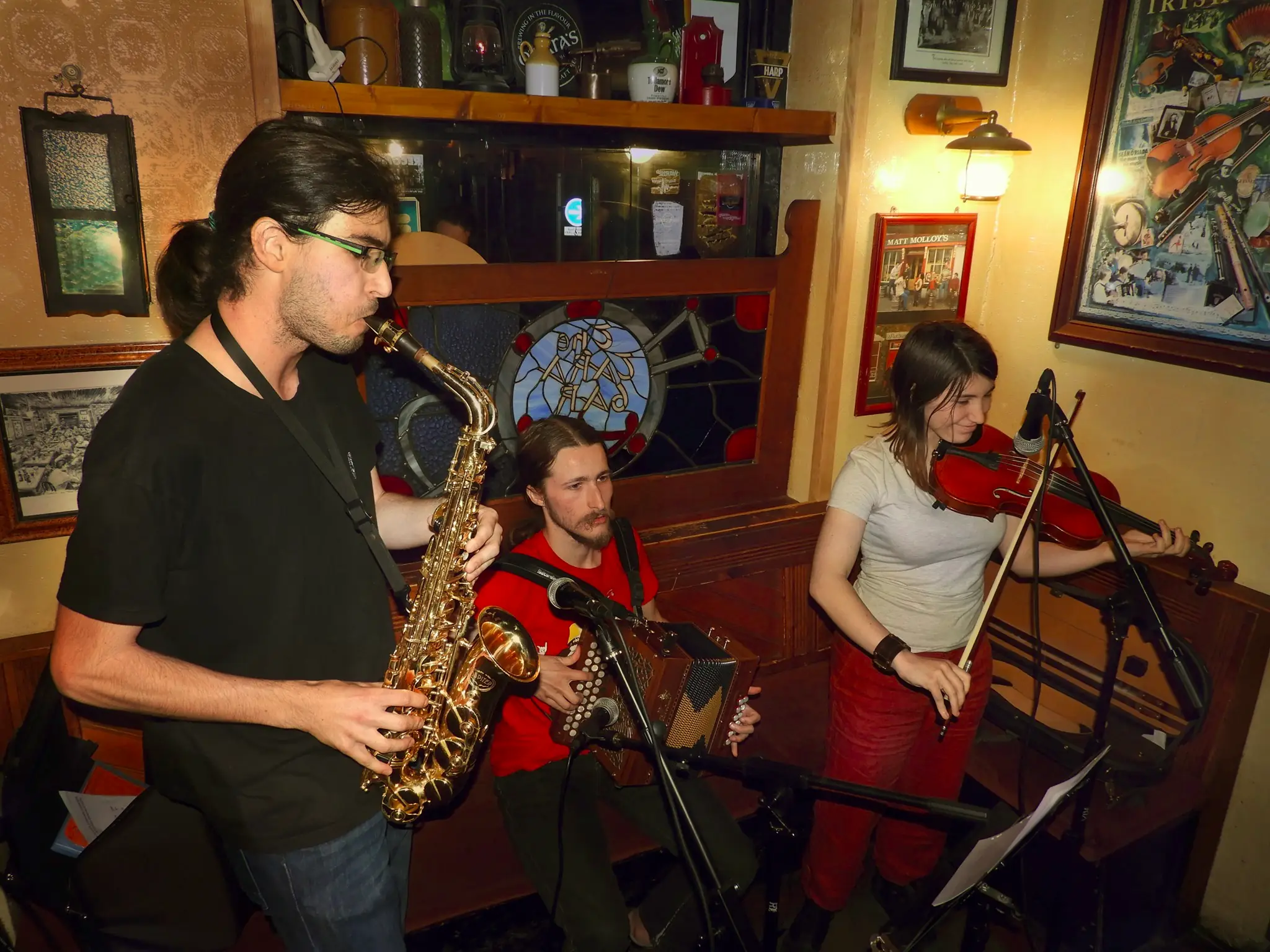 Damien avec son saxophone, Gwendydd avec son violon et Léo avec son accordéon entrain de faire danser le public des lundis du Tara-Inn